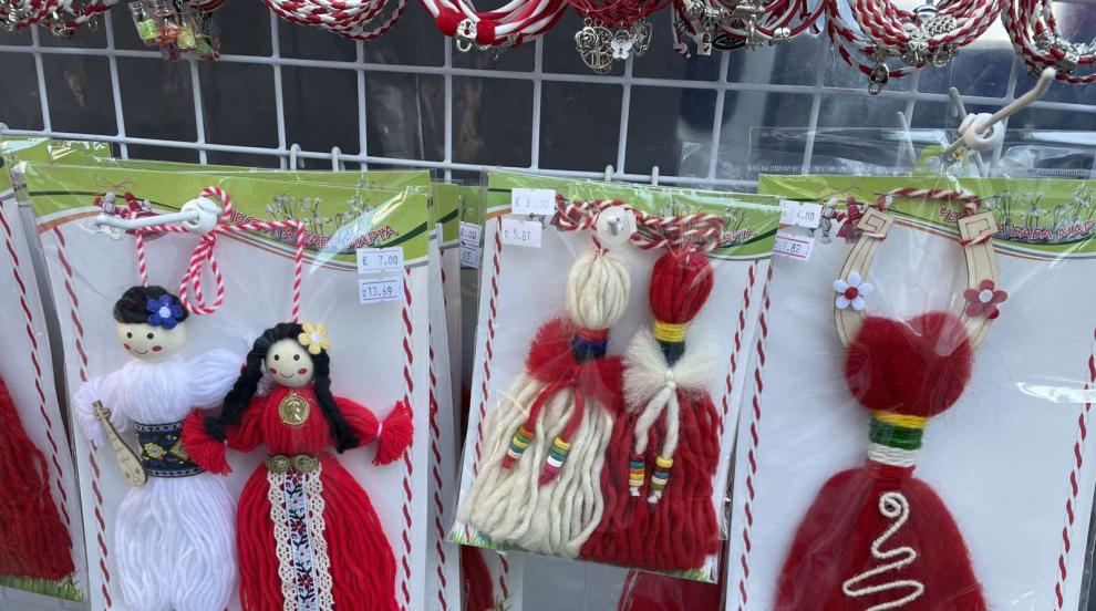 За първи път мартеници в евро: Има ли повишаване на цените и спад на търсенето (СНИМКИ)