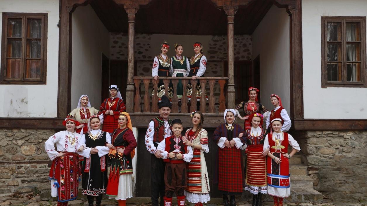 Кюстендил посреща пролетта с български фолклор през очите на децата 