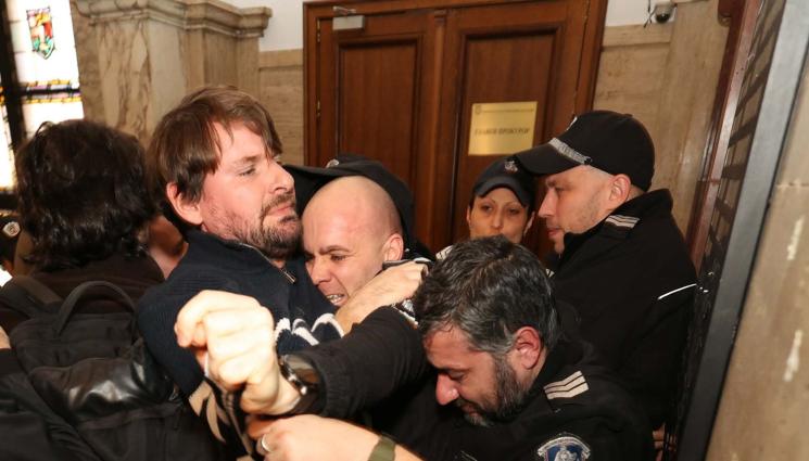 протест сарафов - ВИСОКО НАПРЕЖЕНИЕ: Протестиращи опитаха да нахлуят в кабинета на Сарафов! (СНИМКИ)