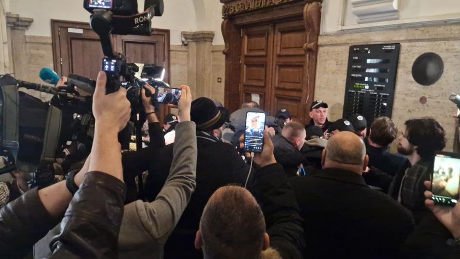 Граждани щурмуват кабинета на иф главен прокурор