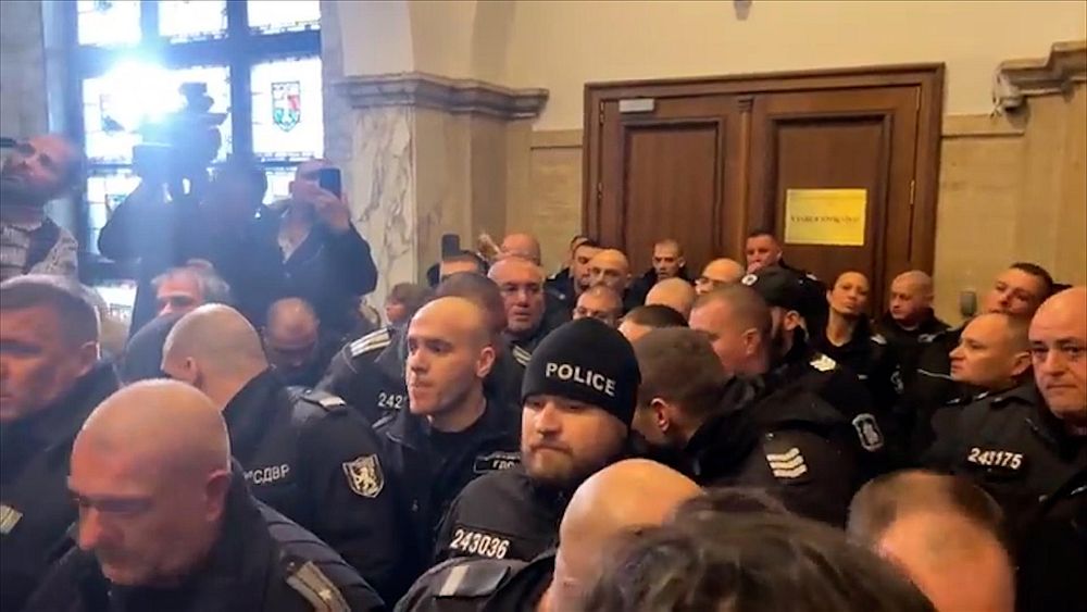 Сблъсъци и напрежение пред кабинета на Сарафов