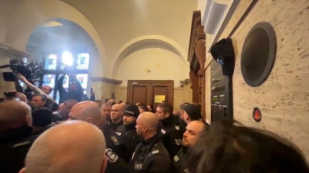 Сблъсъци и напрежение пред кабинета на Сарафов