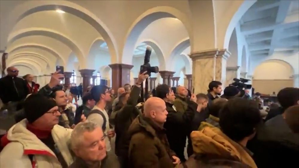 Сблъсъци и напрежение пред кабинета на Сарафов