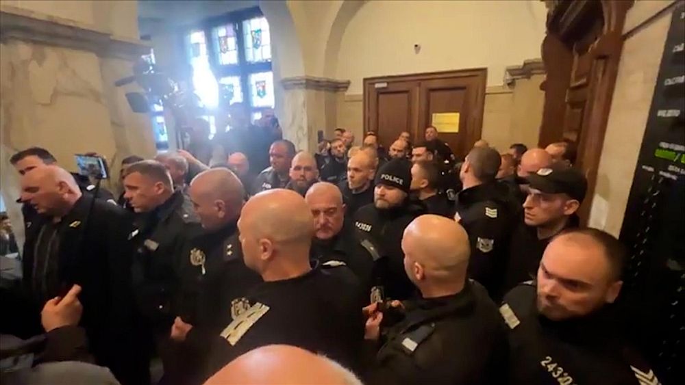 Сблъсъци и напрежение пред кабинета на Сарафов