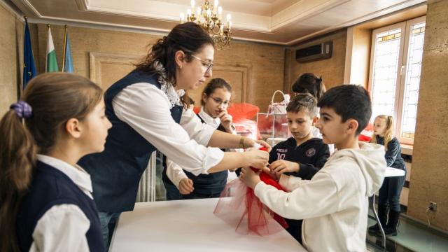 Емблематични места в София ще бъдат украсени с мартенички, направени от ученици (СНИМКИ)