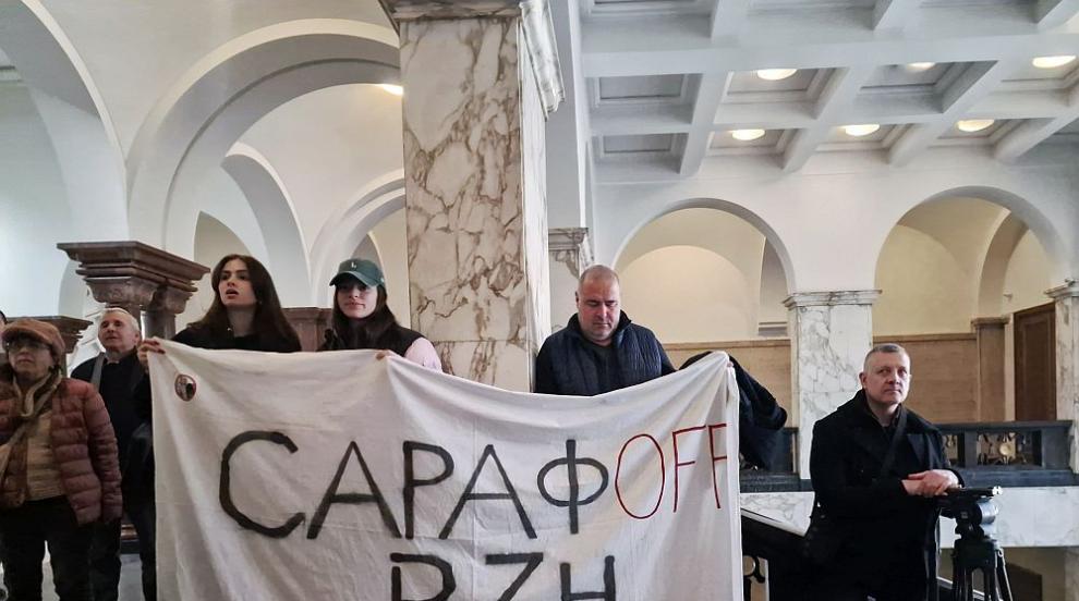 Щурмът пред кабинета на Сарафов (ГАЛЕРИЯ)