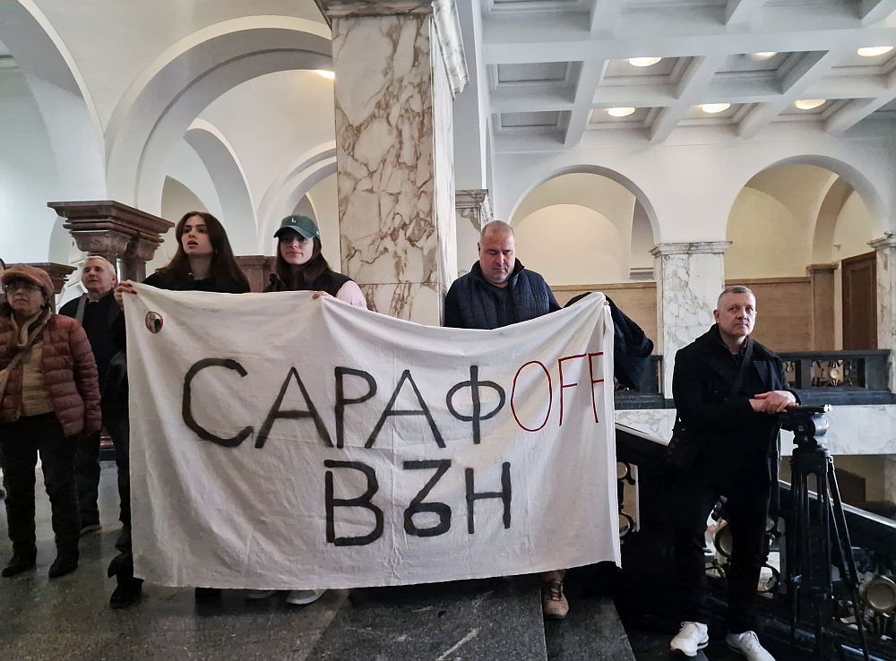 Сблъсъци и напрежение пред кабинета на Сарафов