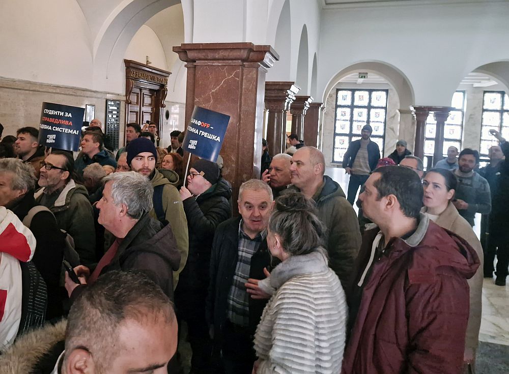 Сблъсъци и напрежение пред кабинета на Сарафов