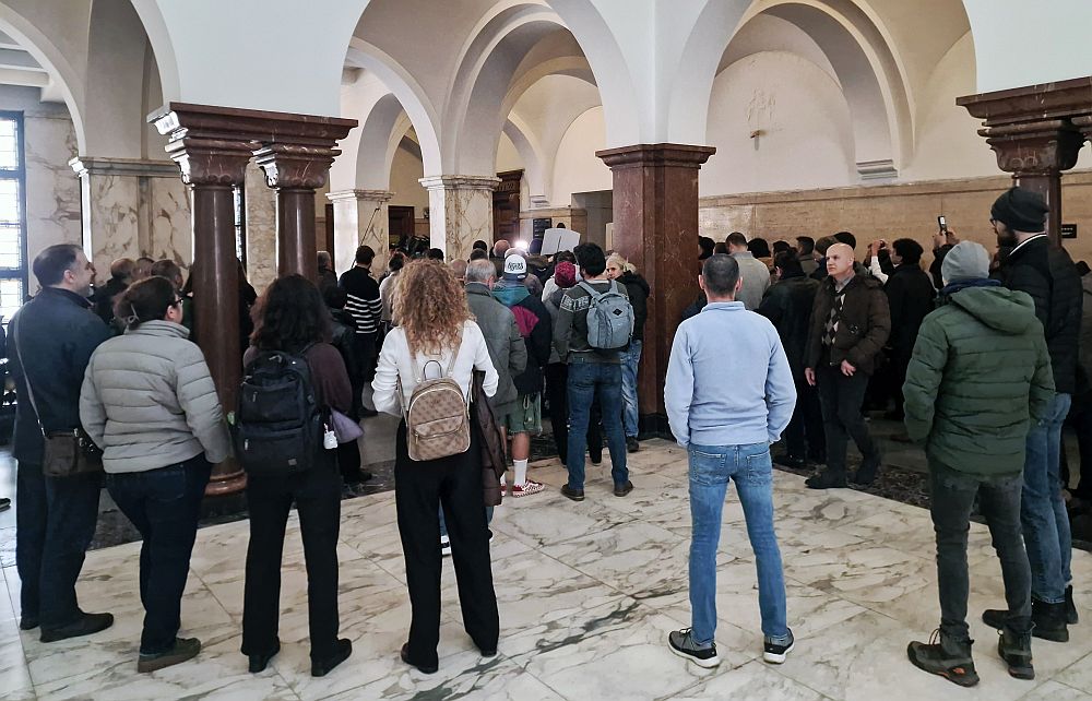 Сблъсъци и напрежение пред кабинета на Сарафов