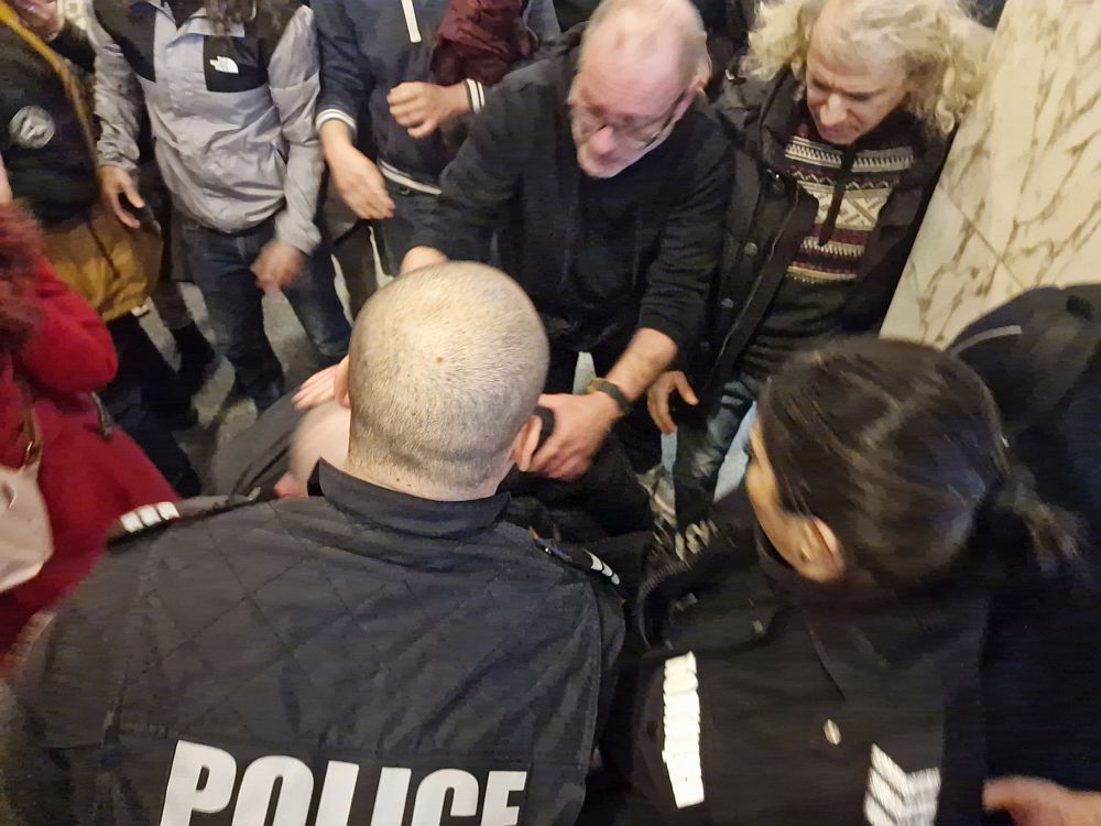 Сблъсъци и напрежение пред кабинета на Сарафов