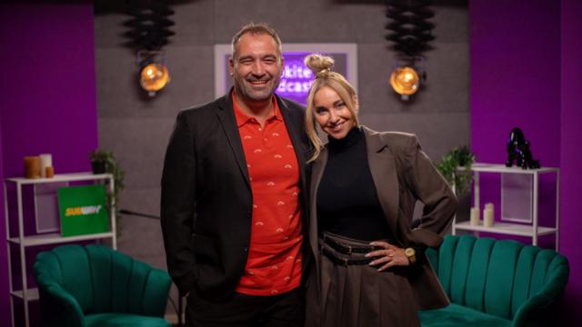 От рок тийнейджър с мустак до звезда на сцената: Алекс Раева в „Капките“ (ВИДЕО)