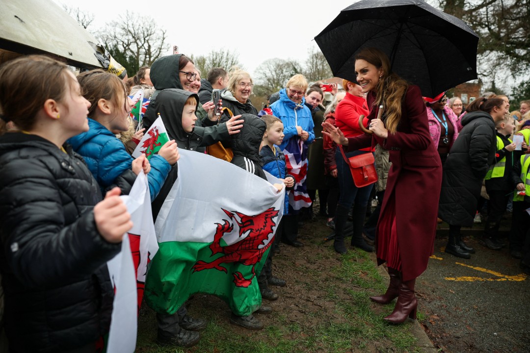 <p>При посещение в Уелс принцеса Кейт учтиво отказа автограф на фен поради кралския протокол, забраняващ подписи заради риск от фалшификации. Тя впечатли със стилна визия в бордо и подчерта значението на професионалното поведение по време на ангажименти</p>