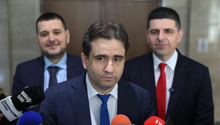 Божанов да българия - ДБ подава сигнал до НАП за имотите на Сарафов