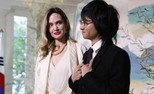 Синът на Анджелина Джоли и Брад Пит, Мадокс, се отказва от фамилията на баща си