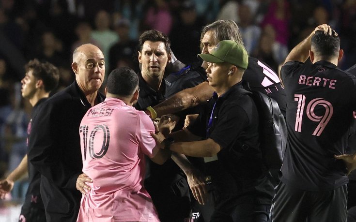 Фен атакува Лионел Меси по време на мач