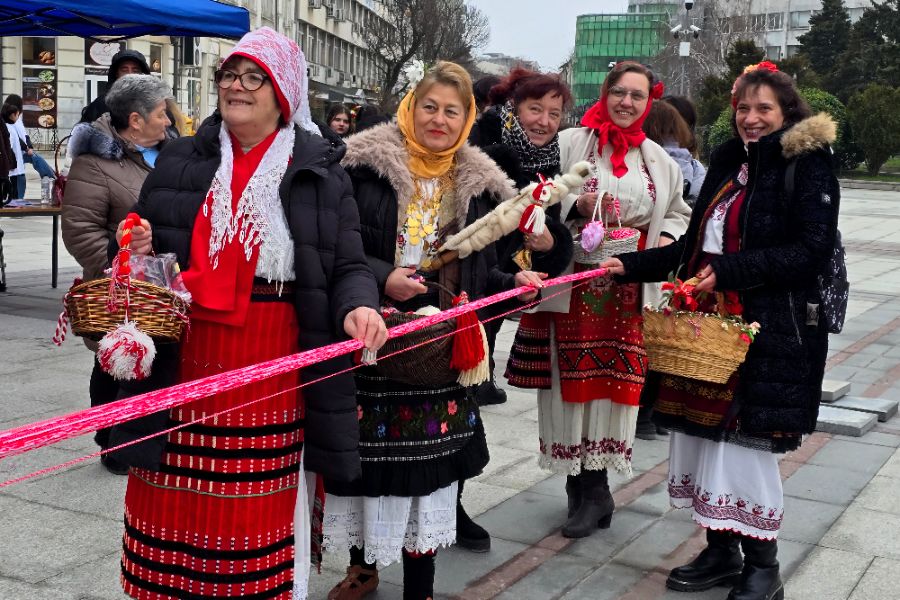 <p>Община Видин се стреми към рекорд на Гинес с изработването на 50-километрова мартеница, като водеща роля в инициативата имат читалищата на територията на общината. Това каза Ралица Славчева от Регионален център &bdquo;Читалища&ldquo; във Видин.</p>