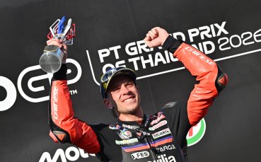 Марко Бедзеки триумфира в Гран при на Тайланд, шампионът Маркес спука гума