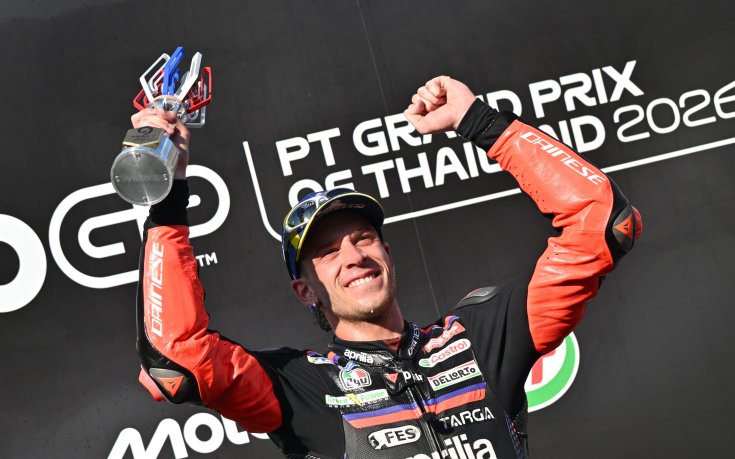 Марко Бедзеки триумфира в Гран при на Тайланд, шампионът Маркес спука гума