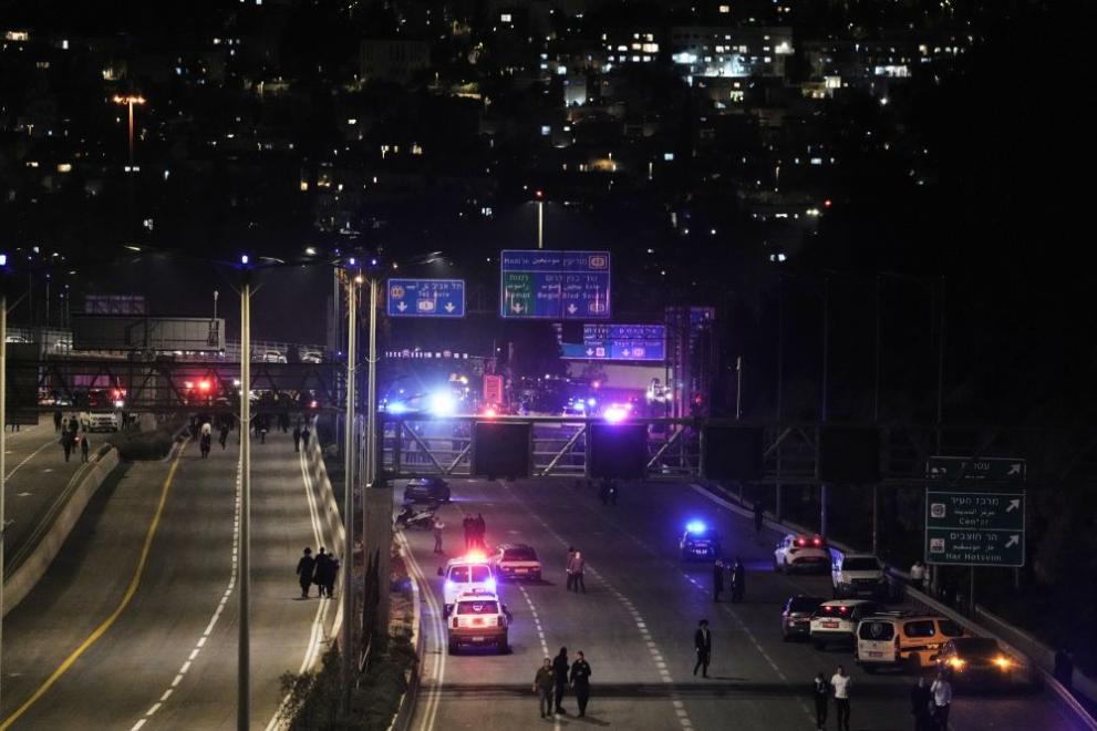 Израелските сили за сигурност оглеждат мястото на пряко попадение на път от ирански ракетен удар в Йерусалим