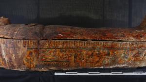 Египетски археолози откриха скривалище с цветни саркофази и редки папируси