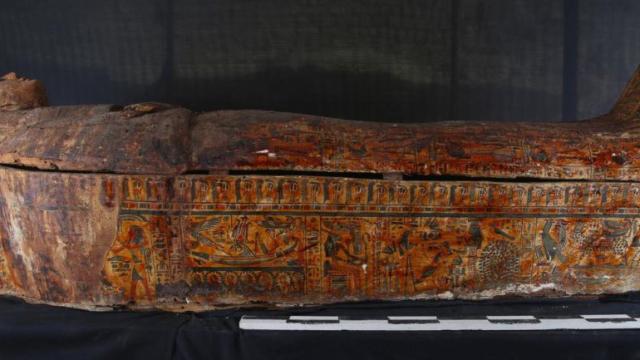 Египетски археолози откриха скривалище с цветни саркофази и редки папируси