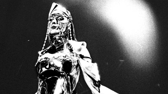 Михаела Маринова представи видеото към „Under Pressure“