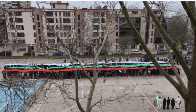 а - Варненски ученици отбелязаха Трети март с мащабен флашмоб (ВИДЕО)