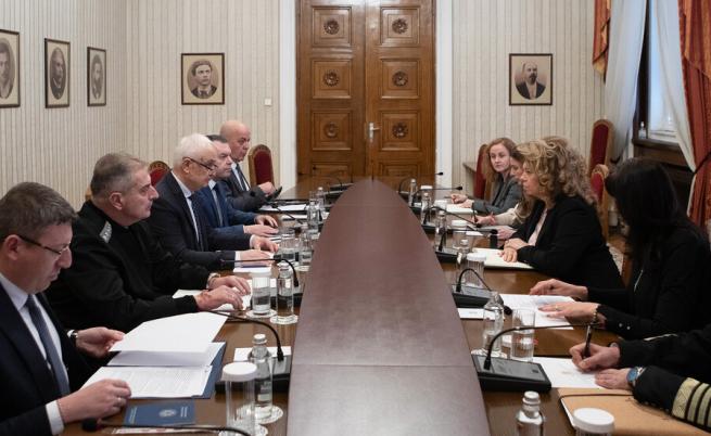 Заради Иран, президентът се срещна със службите за сигурност