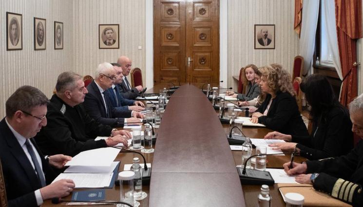 Йотова - ЙОТОВА УСПОКОИ: Няма заплаха за България, следим всичко под лупа!