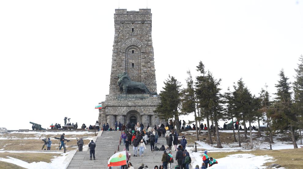 Хиляди се събират на връх Шипка, за да отбележат националния празник