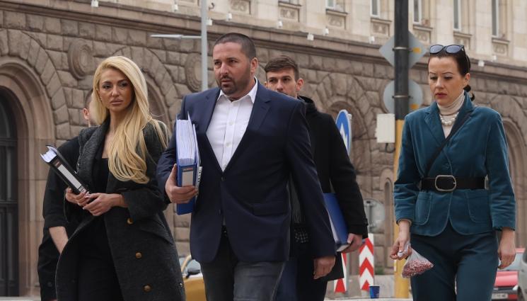 сияние - Коалицията „Сияние“, представлявана от Николай Попов, се регистрира в ЦИК за изборите (СНИМКИ)