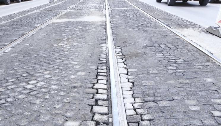 з - НЕКАЧЕСТВЕН РЕМОНТ! Павета около релсите на „Янко Сакъзов“ пропаднаха