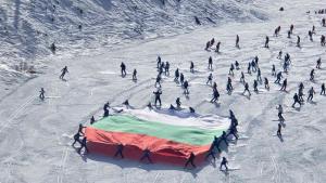 Със спускане с националния флаг по пистите под Тодорка жители