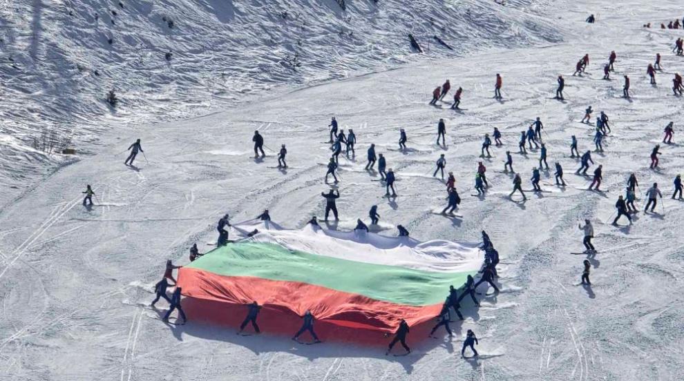 С носии, гайди и огромни трибагреници: Хиляди скиори отбелязаха 3 март на пистите у нас (СНИМКИ)