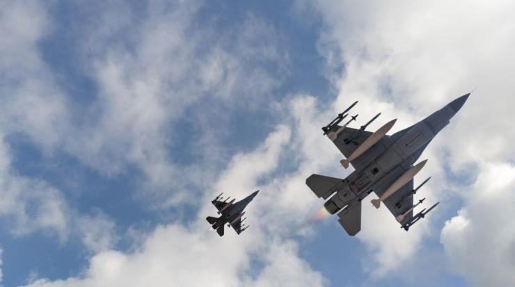 военен самолет