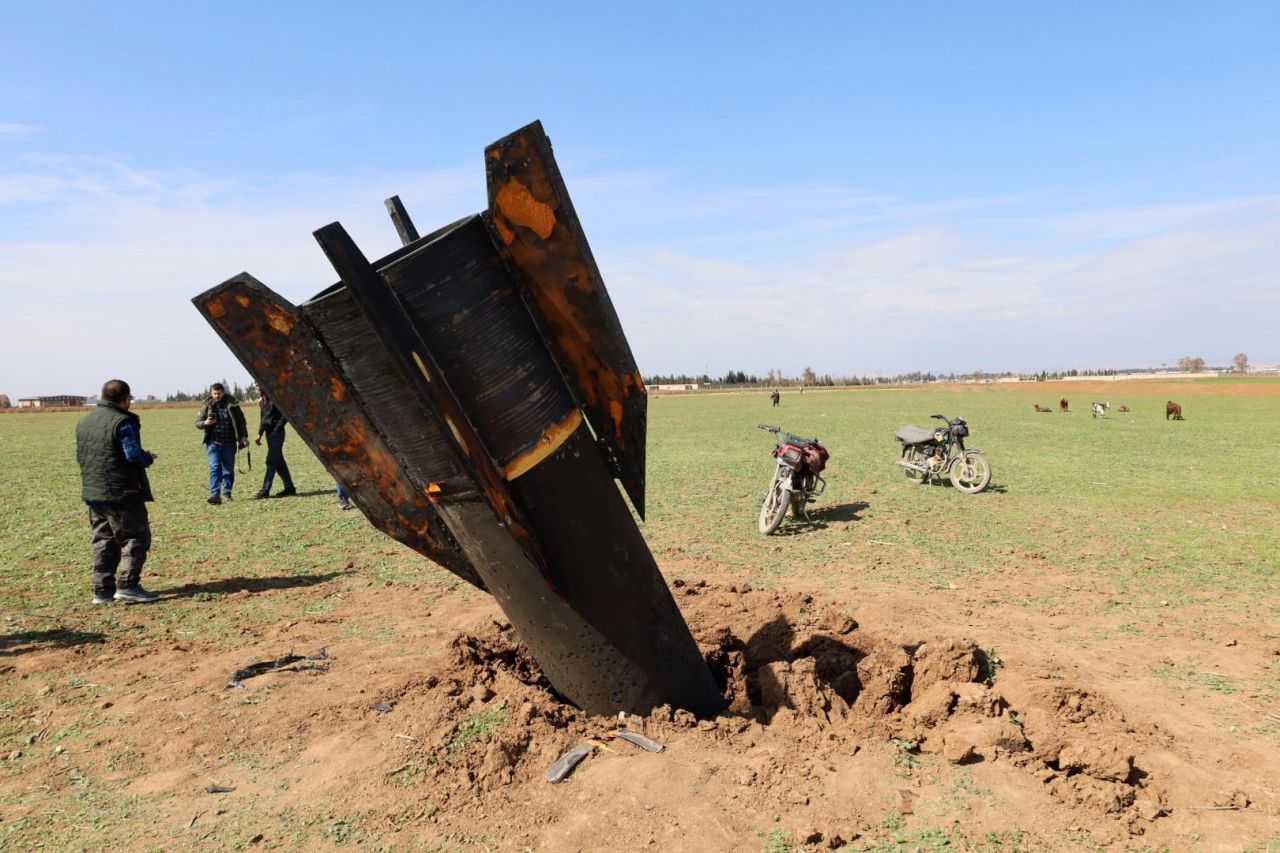 <p>Хора стоят до иранска ракета, паднала в село Казалжо в покрайнините на град Камишли, Сирия. Иран предприе ответни атаки в целия регион след съвместна военна операция на Израел и САЩ, която започна в ранните часове на 28 февруари 2026 г. и порази множество цели на територията на Иран.</p>