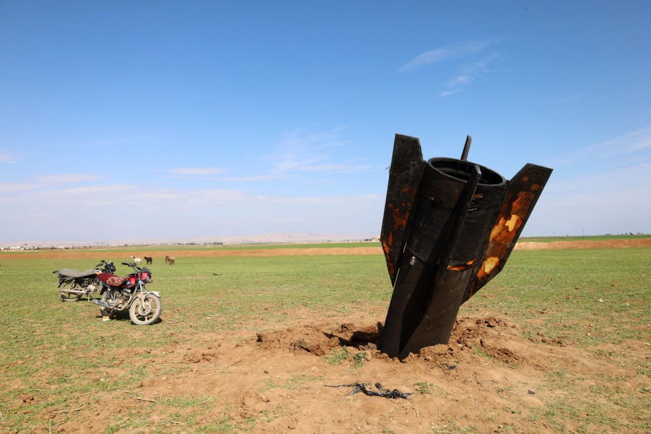 <p>Хора стоят до иранска ракета, паднала в село Казалжо в покрайнините на град Камишли, Сирия. Иран предприе ответни атаки в целия регион след съвместна военна операция на Израел и САЩ, която започна в ранните часове на 28 февруари 2026 г. и порази множество цели на територията на Иран.</p>