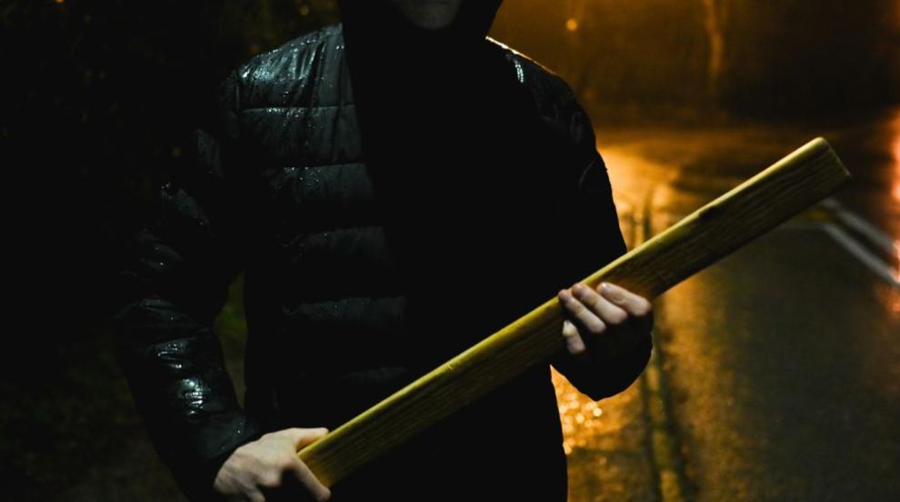 Задържаха младеж за нарушаване на обществения ред, родините му нахлуха в полицията