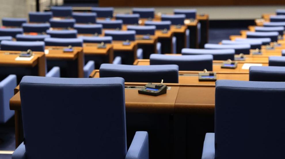 Парламентът се събира извънредно на 1 април