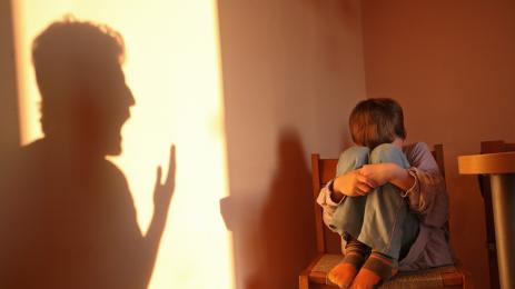 насилие дете плаче