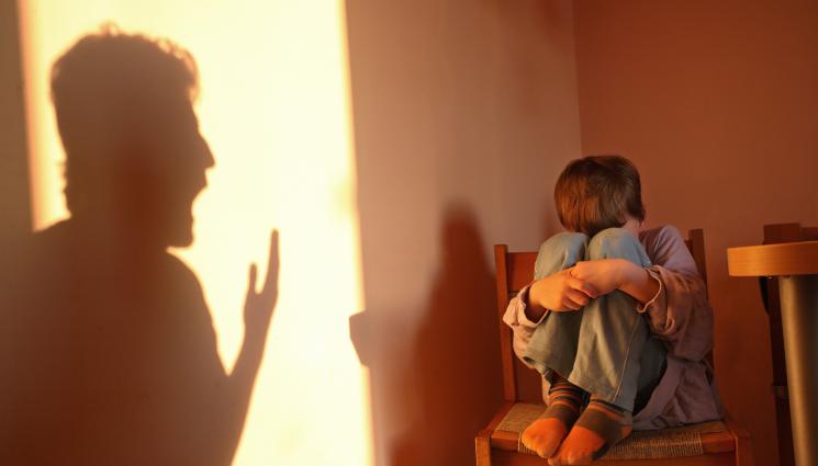 насилие дете плаче - УЖАСЯВАЩО! 13-годишен системно тормозен от баща си, бил връзван за стълб