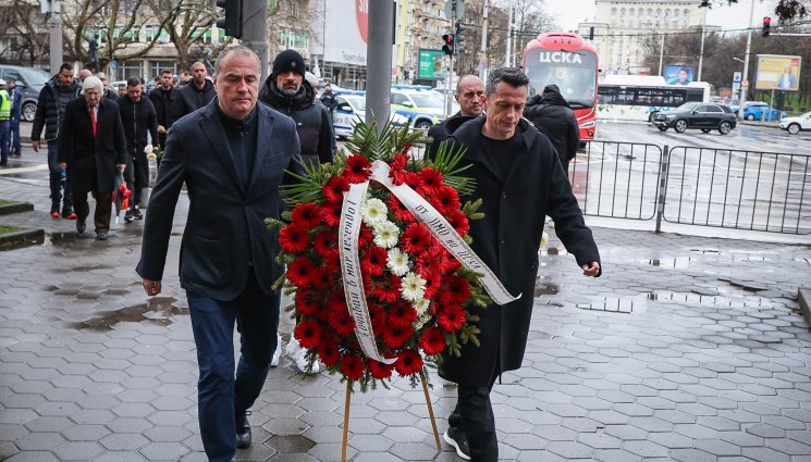 Поклонение на Георги Велинов - Целият отбор на ЦСКА изпрати Георги Велинов