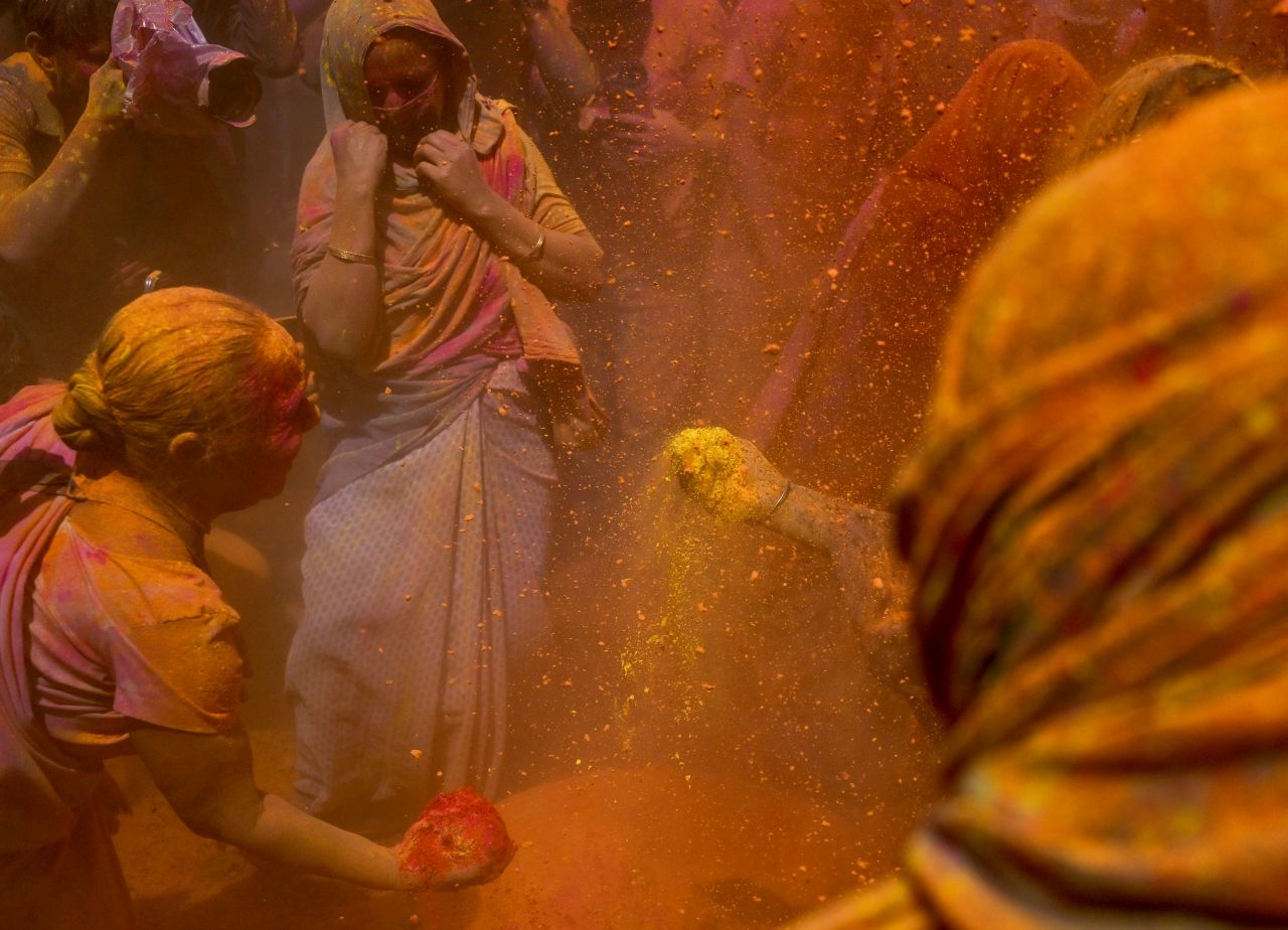 <p>Холи е тържество на духа, в което древните легенди и експлозията от цветове се сливат, за да ни напомнят, че прошката, новото начало и споделената радост нямат граници</p>