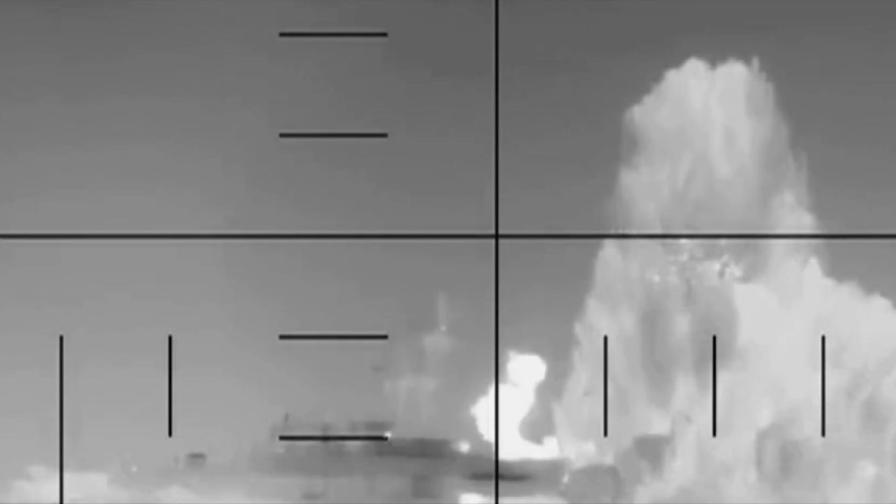 Кадър от видеоклип, предоставен от Министерството на отбраната на САЩ, показващ как американска подводница потапя иранската фрегата „Дена“ (IRIS Dena) в подкрепа на операция „Епична ярост“ (Epic Fury) край бреговете на Шри Ланка на 4 март 2026 г.