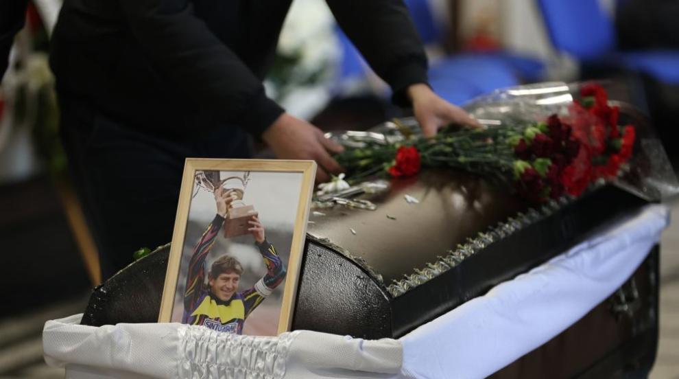 Десетки близки, приятели и футболни легенди изпратиха Георги Велинов (СНИМКИ)