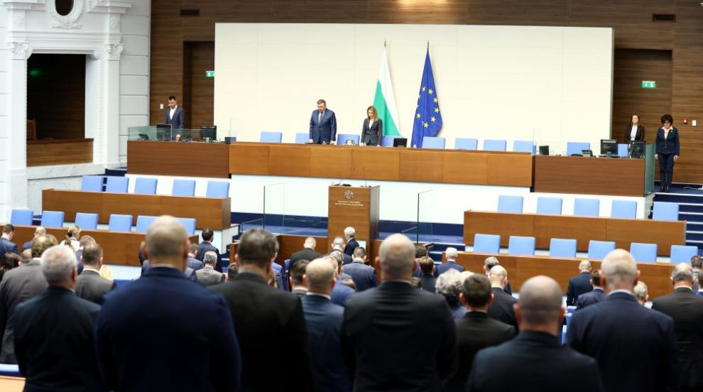 Парламентът излезе в почивка, за да изпратят депутатите от „Възраждане“ Славчо Крумов