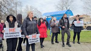 Протест пред Районния съд в Панагюрище срещу бавното правосъдие в