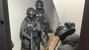 Шестима задържани за организирана група за трафик на хора при