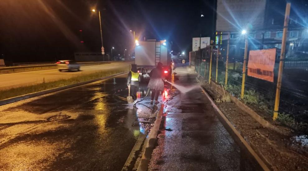 Миенето на улиците в София продължава в осем района