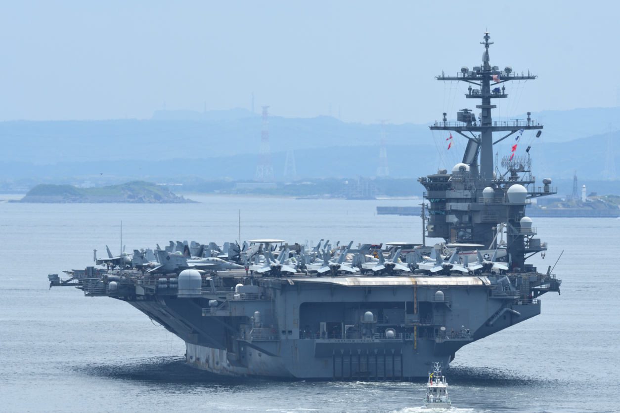 Иран твърди, че е ударил самолетоносач на САЩ